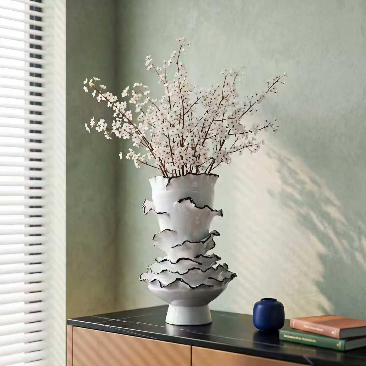 Tiered ruffle vase, white