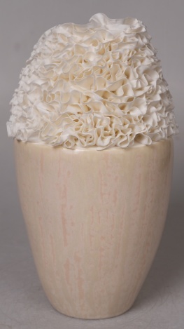 Egg-form ruffle ceramic vase in the Tongxin ceramic collection
