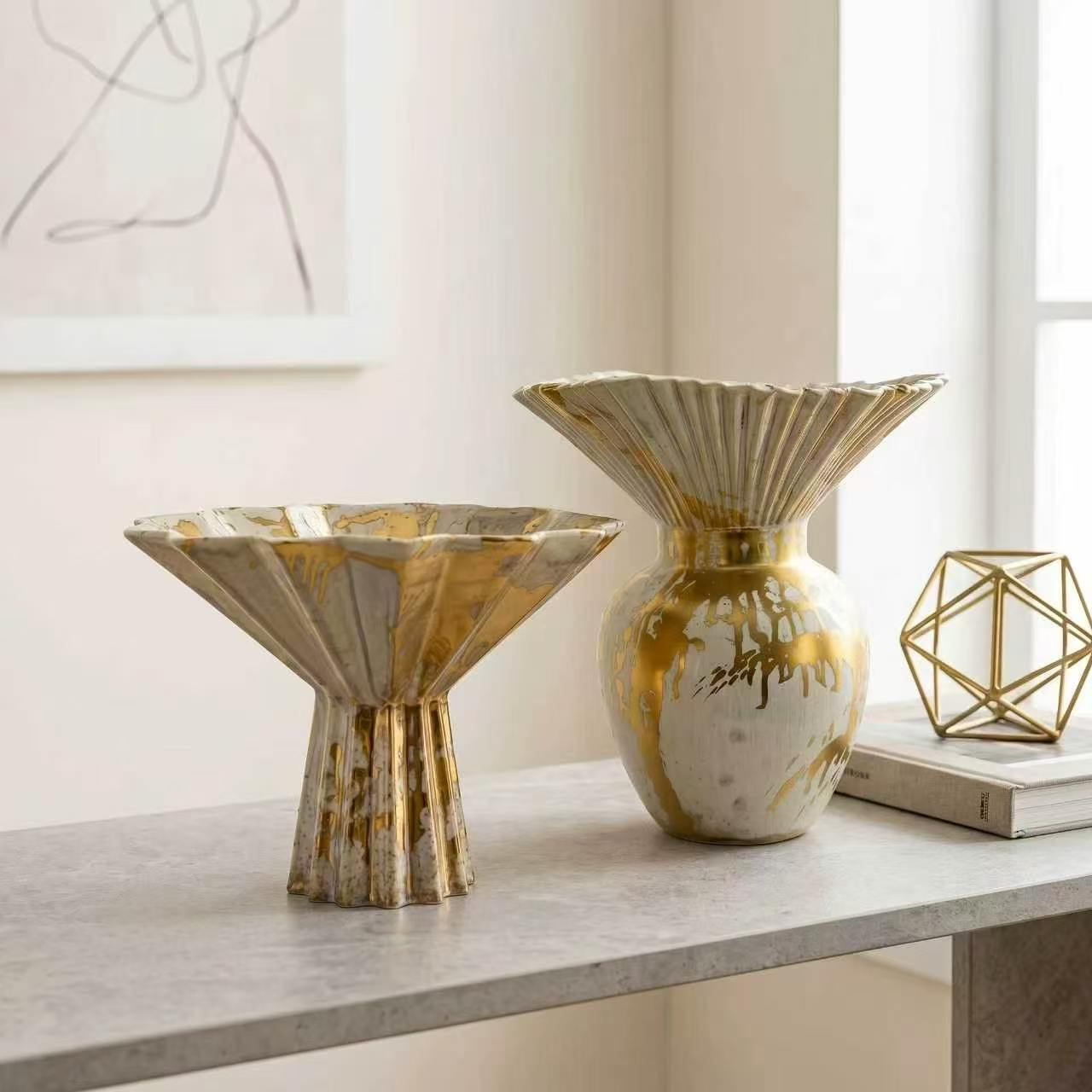 Flared gold ceramic vase in the Tongxin ceramic collection