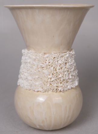 Funnel-form ruffle ceramic vase in the Tongxin ceramic collection