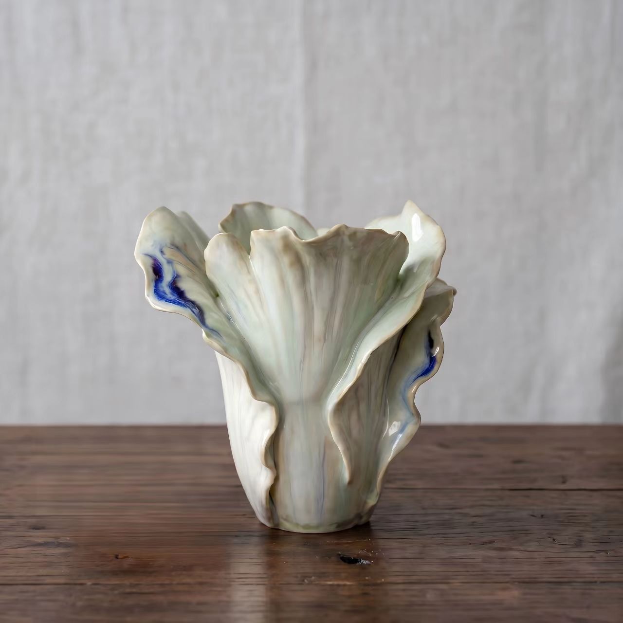 Petal leaf ceramic vase in the Tongxin ceramic collection